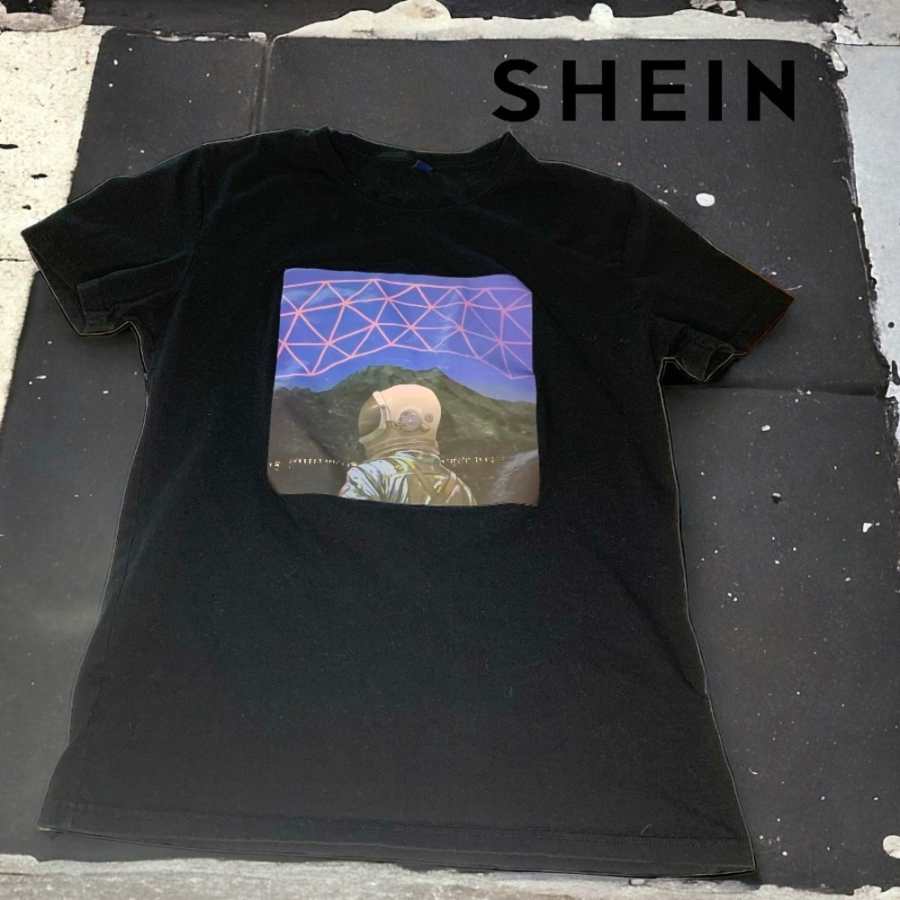 SHEIN Men’s Astronaut t-shirt- Medium